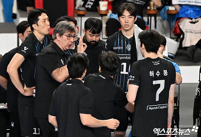 8일 오후 충남 천안유관순체육관에서 열린 '진에어 2025-2026 V-리그' 현대캐피탈과 대한항공의 챔피언결정전 4차전 경기, 현대캐피탈 필립 블랑 감독이 작전타임을 갖고 있다. 엑스포츠뉴스 DB