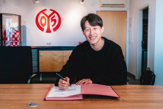 마인츠가 10일(한국시간) 독일 마인츠에 있는 메바 아레나에서 열린 스트라스부르(프랑스)와의 2025-2026시즌 유럽축구연맹(UEFA) 콘퍼런스리그 8강 1차전에서 2-0으로 승리했다. 이재성이 빠진 가운데 마인츠는 일본 국가대표 미드필더 사노 가이슈의 맹활약 속에 승리하며 4강 진출에 유리한 고지를 점했다. 이재성은 2월 독일 매체 '빌트'와 인터뷰에서 팀의 목표는 (콘퍼런스리그) 우승이다라며 우승에 대한 열망을 드러낸 바 있는데 동료들이 자신이 없는 가운데 더 높은 곳을 향하기 위한 발판을 마련해줬다. 연합뉴스