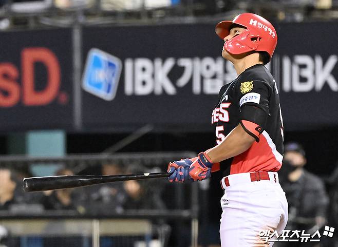 KIA 타이거즈가 선발 투수 제임스 네일의 퀄리티 스타트 쾌투와 홈런 세 방을 앞세워 한화 이글스와 올 시즌 첫 맞대결 승리를 가져갔다. KIA는 10일 대전 한화생명볼파크에서 2026 신한 SOL뱅크 KBO리그 한화전을 치러 6-5로 승리했다. 2연승을 달린 KIA는 시즌 4승7패, 3연승에 실패한 한화는 시즌 6승5패를 기록했다. 이날 4번타자로 나선 김도영이 홈런을 때렸다. 친정팀 원정 경기에서 등판한 김범수가 세이브를 챙겼다.