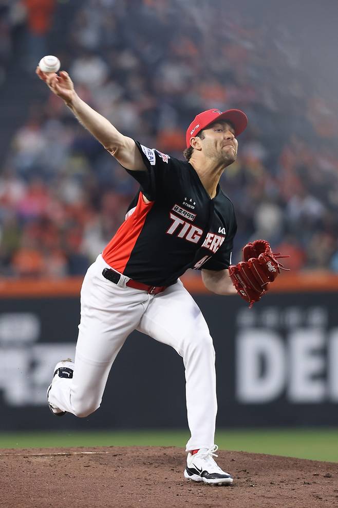 KIA 타이거즈가 선발 투수 제임스 네일의 퀄리티 스타트 쾌투와 홈런 세 방을 앞세워 한화 이글스와 올 시즌 첫 맞대결 승리를 가져갔다. KIA는 10일 대전 한화생명볼파크에서 2026 신한 SOL뱅크 KBO리그 한화전을 치러 6-5로 승리했다. 2연승을 달린 KIA는 시즌 4승7패, 3연승에 실패한 한화는 시즌 6승5패를 기록했다. 이날 4번타자로 나선 김도영이 홈런을 때렸다. 친정팀 원정 경기에서 등판한 김범수가 세이브를 챙겼다.