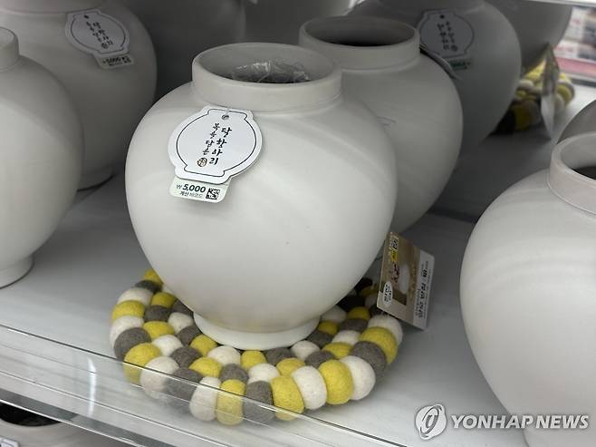 다이소에 진열된 행운 굿즈 (서울=연합뉴스) 강민지 인턴기자 = 지난 7일 다이소에서 판매되고 있는 행운 굿즈. 2026.4.10