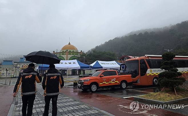 '탈출 늑대' 수색 작업 계속된 오월드 (대전=연합뉴스) 김소연 기자 = 탈출한 늑대 '늑구' 수색 작업이 비로 인해 어려움을 겪고 있는 가운데 9일 대전 오월드에 119 소방관들이 대기하고 있다. 2026.4.9 soyun@yna.co.kr