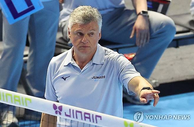 작전 지시하는 대한항공 헤난 감독 (인천=연합뉴스) 임순석 기자 = 10일 인천 계양체육관에서 열린 프로배구 2025-2026 V리그 남자부 챔피언결정전 대한항공과 현대캐피탈 5차전 경기. 대한항공 헤난 달 조토 감독이 작전을 지시하고 있다. 2026.4.10 soonseok02@yna.co.kr