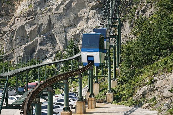 대한민국 10대 비경 중 하나인 울릉도 대풍감 전망대로 향하는 ‘태하 향목 모노레일’이 11일 관광객들을 싣고 험준한 바위 절벽을 오르고 있다. 현재 울릉 관광은 이처럼 빼어난 자연경관을 모노레일이나 버스로 둘러보는 ‘관람형’ 구조에 머물러 있어, 공항 개항 이후 체류 시간이 줄어드는 ‘빨대 효과’를 극복할 새로운 콘텐츠 마련이 시급하다는 지적이다. /황진영 기자