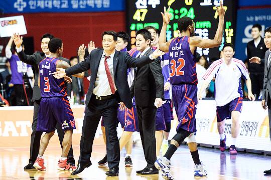 오리온에서만 9시즌을 보낸 추일승 감독(사진 가운데)(사진=KBL)