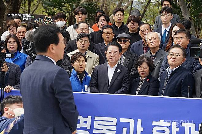 지난 10일 오전 순천대학교 열린광장에서 열린 신정훈 의원의 동부권 지지모임에서 김영록 더불어민주당 전남광주통합특별시장 경선 후보가 신 의원의 발언을 경청하고 있다.