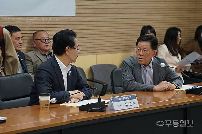 지난 10일 오후 여수상공회의소에서 열린 ‘여수국가산단 석유화학산업 간담회’에서 김영록 더불어민주당 전남광주통합특별시장 경선 후보가 주승용 전 국회부의장과 이야기를 나누고 있다.