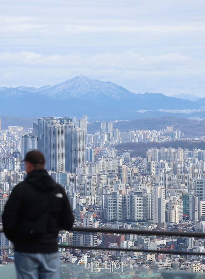 서울 남산에서 바라본 아파트 단지. 신태현 기자 holjjak@(이투데이DB)