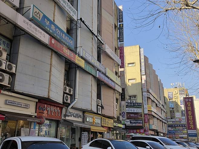 ▲서울 송파구 잠실 장미종합상가 일대 모습. 재건축을 앞두고 상가와 아파트 조합 간 권리 배분을 둘러싼 갈등이 이어지고 있다. 사진=장혜원 기자