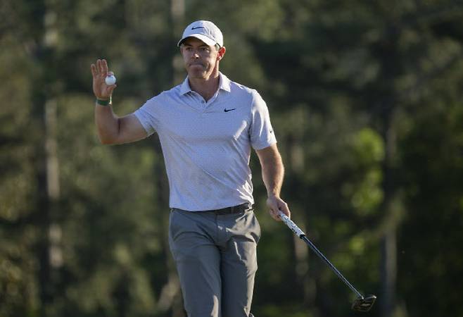 로리 매킬로이가 18번홀에서 버디를 기록한 뒤 팬들을 향해 손을 들어 인사하고 있다. (사진=ANGC)