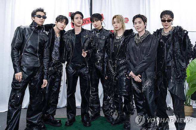 그룹 방탄소년단(BTS)이 9일 경기도 고양종합운동장 주경기장에서 새 월드투어 '아리랑'의 막을 올렸다. 사진은 이날 공연 BTS 멤버들 모습. (사진=연합뉴스)