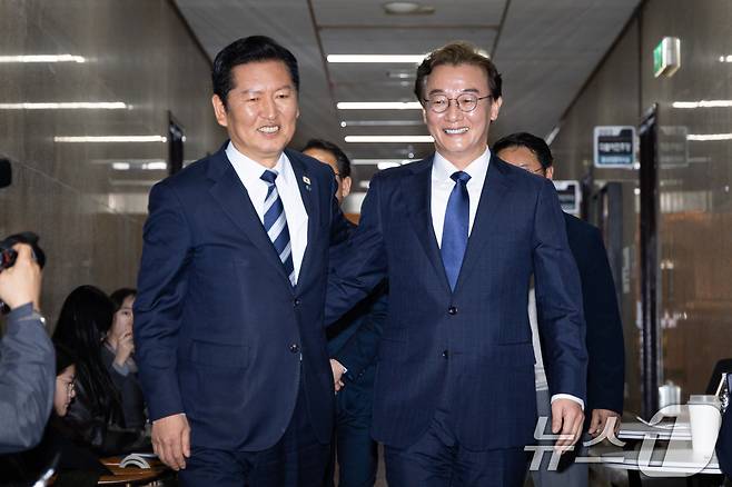 정청래 더불어민주당 대표가 지난 10일 서울 여의도 국회에서 6.3 지방선거 부산시장 후보로 선출된 전재수 의원과 면담을 위해 당대표실로 들어서고 있다. 2026.4.10 ⓒ 뉴스1 유승관 기자