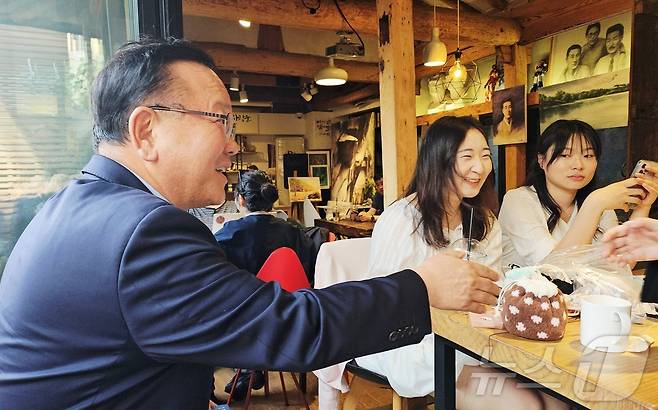 김부겸 더불어민주당 대구시장 예비후보가 11일 오후 대구 중구의 복합문화공간인 라일락뜨락1956을 찾아 시민들과 인사를 나누고 있다. 2026.4.11 ⓒ 뉴스1 남승렬 기자