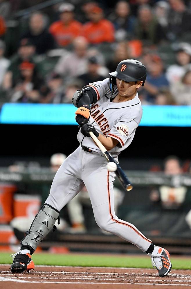 이정후가 11일(한국 시간) 미국 메릴랜드주 볼티모어 오리올 파크 앳 캠든 야즈에서 열린 2026 메이저리그(ML) 정규시즌 볼티모어전에서 안타를 치고 있다. 사진 | 볼티모어=AFP 연합뉴스