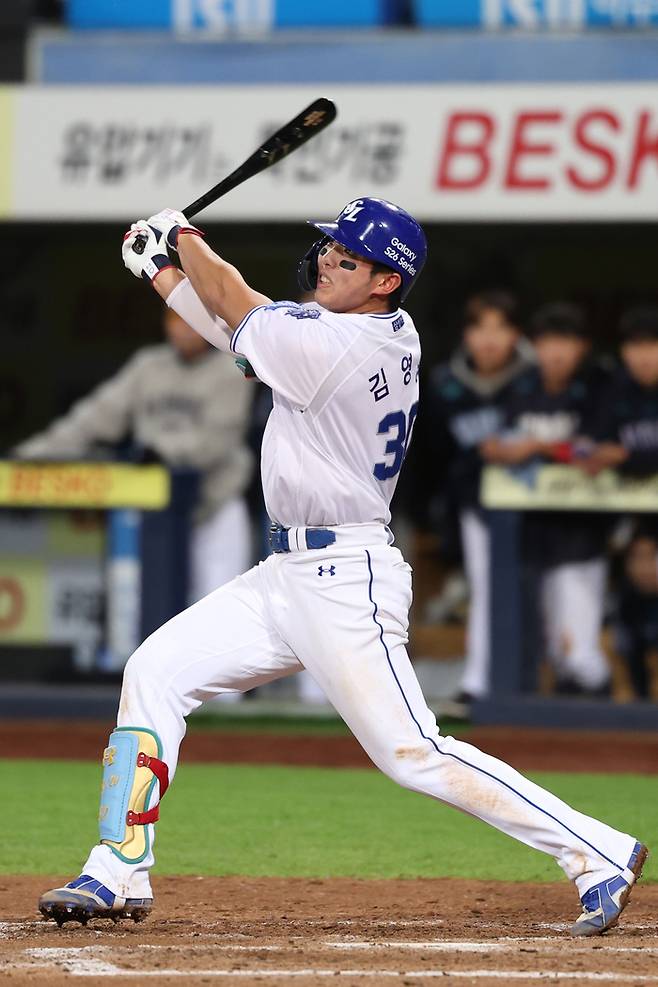 삼성 김영웅이 10일 대구삼성라이온즈파크에서 열린 2026 KBO리그 정규시즌 NC와 경기에서 타격하고 있다. 사진 | 삼성 라이온즈