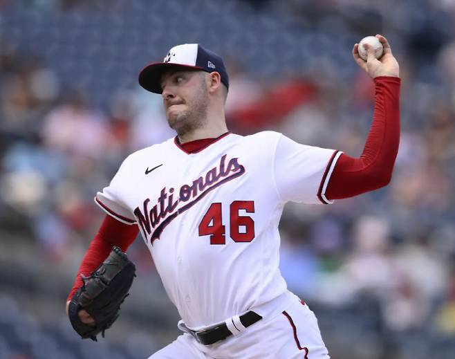 선발 줄부상에 신음 중인 토론토가 영입한 좌완 패트릭 코빈의 정치 성향이 화제다. 코빈은 도널드 트럼프 미국 대통령을 공개 지지하는 메시지를 SNS에 남긴 바 있다. 그동안 트럼프 대통령의 강경 발언으로 실망한 캐나다 유일의 메이저리그팀인 토론토에서 과연 그가 지지를 받을 수 있을지에 대한 물음표가 붙고 있다. AP연합뉴스