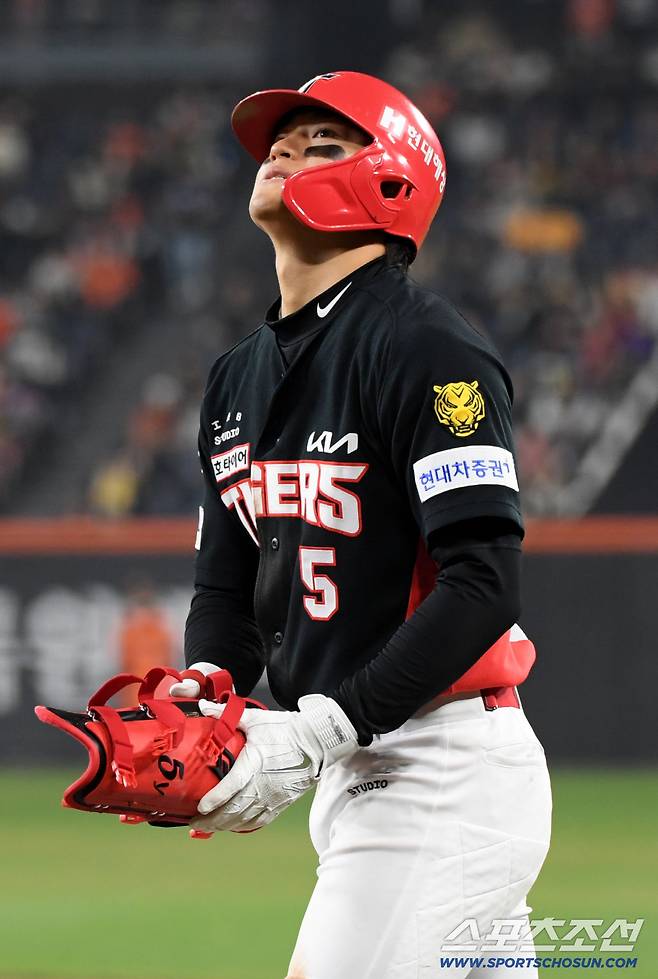 경기 초반 마음처럼 타이밍이 안 맞자 김도영의 표정은 어두워졌다.