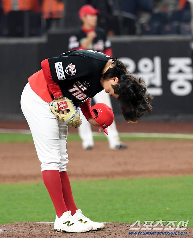 10일 대전 한화생명볼파크에서 열린 한화와 KIA의 경기. 9회말 마운드에 오른 김범수가 한화 팬들을 향해 인사를 건네고 있다. 대전=박재만 기자 pjm@sportschosun.com/2026.04.10/