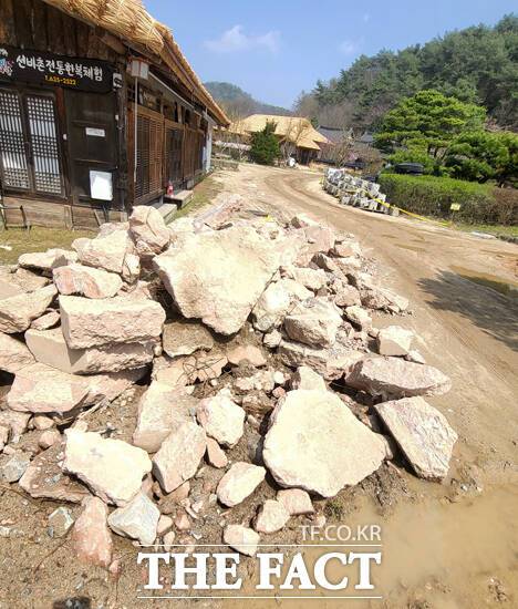 공사장 입구에 아무런 조치없이 쌓여 있는각종 자재와 폐기물. /김성권 기자