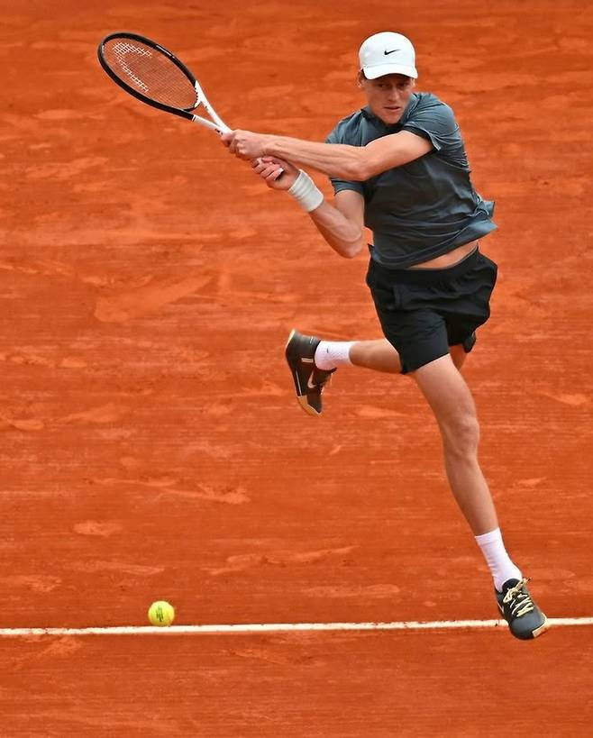 몬테카를로오픈 8강에서 오제 알리아심을 꺾고 마스터스 20연승을 기록한 야닉 시너. 개인 SNS