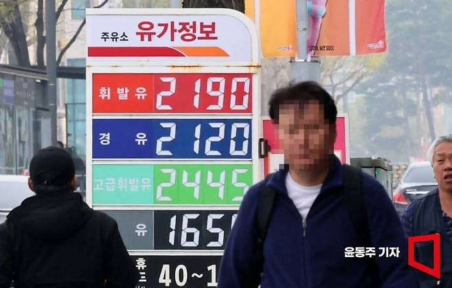도널드 트럼프 미 대통령의 강경 발언으로 국제유가가 급등하고 있는 3일 서울 용산구의 한 주유소 가격에 휘발유·경유 가격 안내문이 놓여 있다. 2026.04.03 윤동주 기자