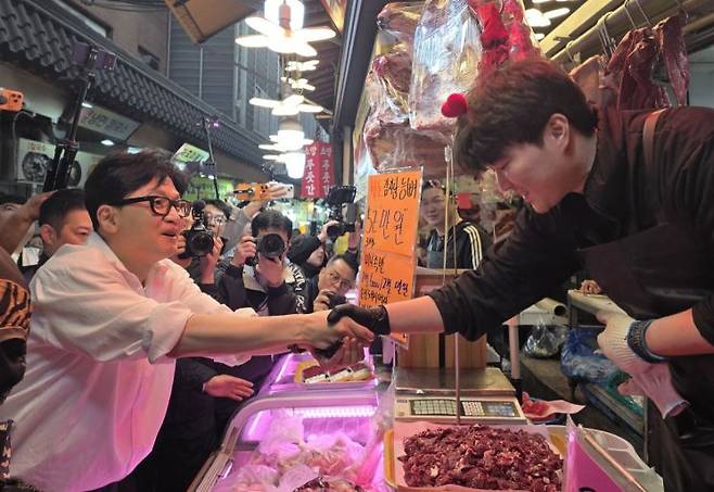 한동훈 국민의힘 전 대표가 11일 경기 수원 팔달문 인근의 전통시장을 찾아 시민들과 만나고 있다. 연합뉴스