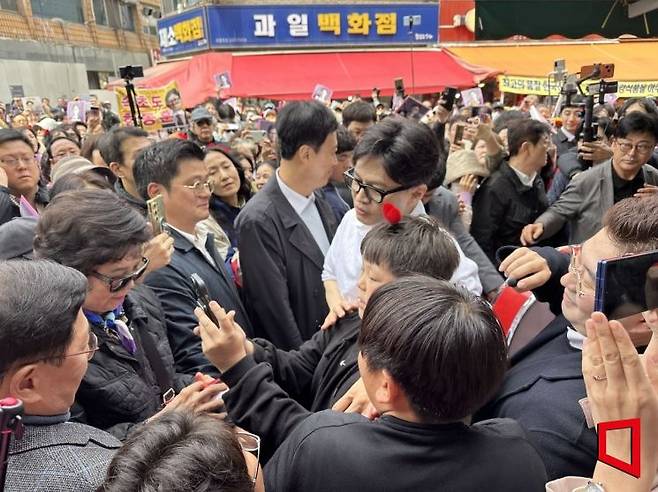 한동훈 국민의힘 전 대표가 11일 경기 수원 팔달문 인근의 전통시장을 찾아 시민들과 만나고 있다. 이성민 기자