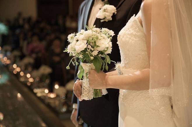 신부가 신랑 측에 예단을 보내는 건 여성의 지위가 낮던 시절의 구습이지만, 부동산 폭등으로 존속할 수밖에 없다는 지적도 있다. /뉴시스