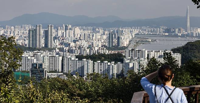 서울 중구 남산에서 바라본 성동구와 광진구 등 한강벨트 인근 아파트 대단지. 한강벨트 등 역세권 부동산값 폭등은 결혼과 출산을 포기하는 근원으로 지목되기도 한다./뉴시스