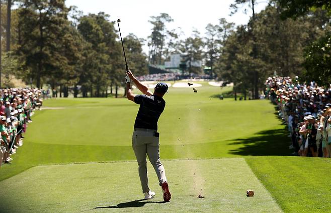 10일 마스터스 1라운드 7번홀(파4)에서 브라이슨 디섐보가 3D 프린터로 자체 제작한 5번 아이언으로 티샷을 하고 있다./로이터 연합뉴스