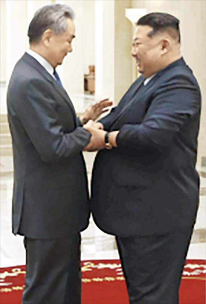 김정은 북한 국무위원장이 10일 평양 조선노동당 중앙위원회 본부에서 왕이 중국 외교부장(장관)을 만나 손을 잡고 있다. /중국 외교부