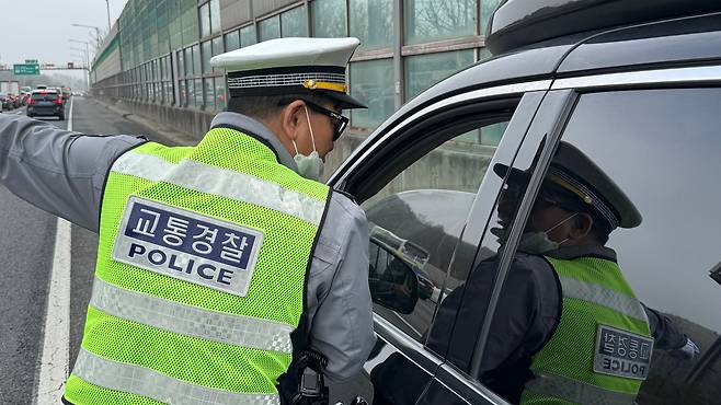 11일 오전 경부고속도로 버스전용차로 경찰 합동 단속에 적발된 차량이 위반 사실을 고지받고 있다. 이날 경찰은 2시간 동안 119건(승차정원 미준수 106건·차종 위반 13건)의 위반 차량을 적발했다. /김도균 기자