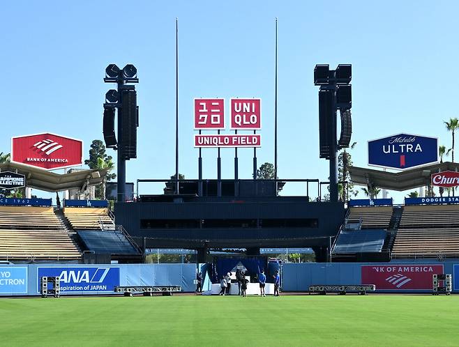 미국프로야구 메이저리그(MLB) LA 다저스의 안방구장 ‘다저스타디움’의 외야 우중간 전광판 위에 ‘유니클로 필드’가 새겨진 간판이 내걸려 있다. 다저스는 지난달 일본의 글로벌 패션 브랜드 유니클로와 제휴를 맺으며 구장의 공식 명칭을 ‘유니클로 필드 앳 다저스타디움’으로 바꿨다. 1962년 미국 캘리포니아주 로스앤젤레스에 문을 연 다저스타디움에 기업명이 붙은 건 처음이다. 유니클로 제공