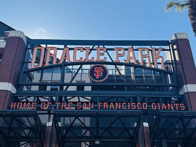 LA 다저스의 지역이자 지구 라이벌인 샌프란시스코의 안방구장은 2000년 문을 연 이후 간판을 4번이나 바꿨다. 개장 때 명명권 계약을 맺은 지역 전화회사가 인수합병을 거치며 구장 이름이 3번 바뀐 까닭이다. 이후 2019년 정보기술(IT) 기업 오라클과 20년간 3억5000만 달러에 새 계약을 맺어 현재는 ‘오라클 파크’ 간판이 걸려 있다. 사진 출처 위키미디어