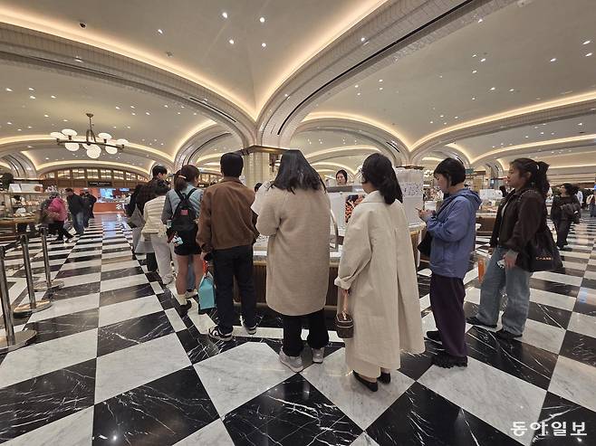 디저트 전문 카페 ‘이웃집통통이’ 신세계백화점 강남점에 늘어선 오픈런 행렬. 이설 기자 snow@donga.com