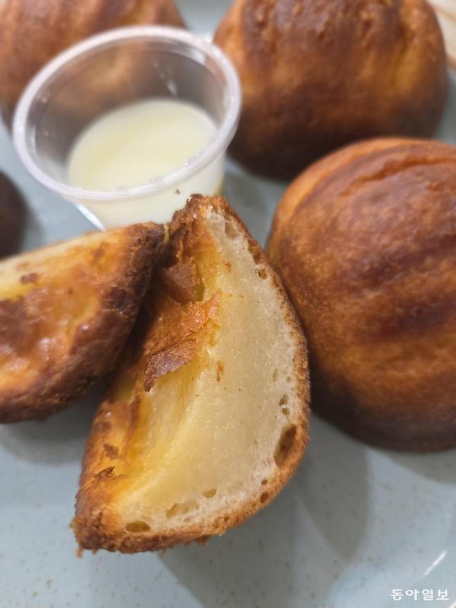 서울 강남구 역삼동 ‘힉스커피’의 버터떡. 연유 소스와 함께 제공된다. 이설 기자 snow@donga.com