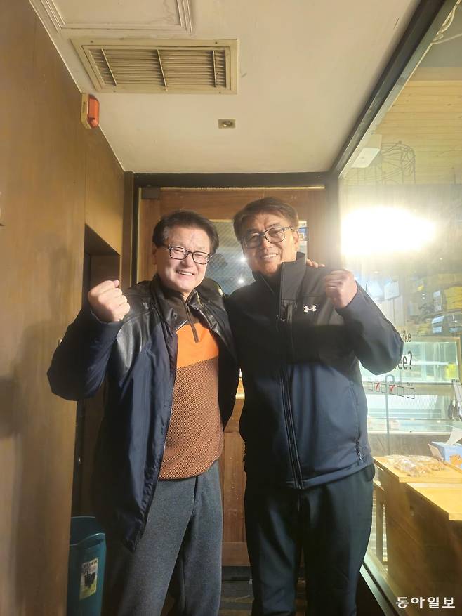 최희암(왼쪽) 박건연 두 사람의 최고 안부 인사는 지금도 농구다. “내 키가 건연이 너만 했어도 일찍 은퇴는 안 했는데 말이야.” “형님, 안 늦었어요. 언제든지 코트로 돌아오시면 됩니다.” 유재영 기자 elegant@donga.com