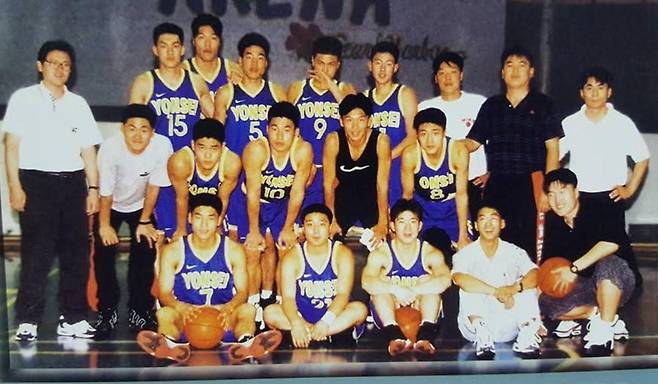 최희암 감독(둘째 줄 왼쪽)과 박건연 코치가 연세대에서 두 번째로 호흡을 맞추던 시절. 맨 뒷줄 두 번째에 서장훈이 보인다. 박건연 제공
