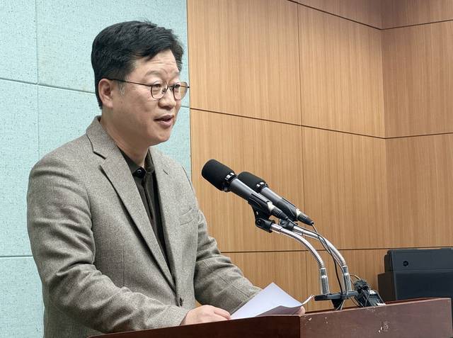 더불어민주당 전북특별자치도지사 경선 후보인 안호영 의원이 지난 8일 전북도의회에서 기자회견을 하고 있다. 연합뉴스