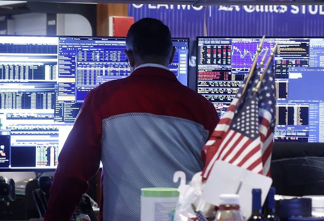 뉴욕 증시가 10일(현지시간) 혼조세로 마감했지만 주간 단위로는 3대 지수가 각각 3% 넘는 큰 폭의 상승세를 기록했다. UPI 연합