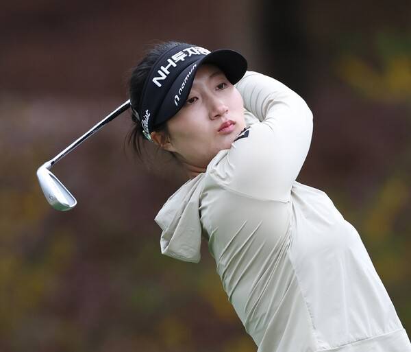 2026년 한국여자프로골프(KLPGA) 투어 iM금융오픈에 출전한 김시현 프로가 2라운드에서 경기하는 모습이다. 사진제공=KLPGA (사진을 무단으로 사용하지 마십시오.)
