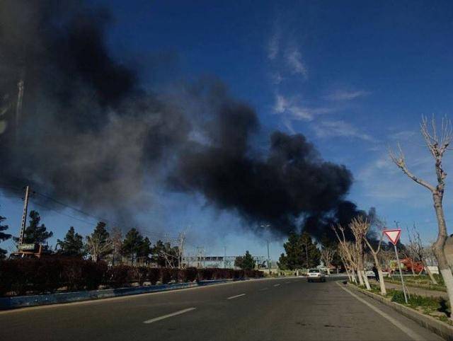 6일 이스라엘의 공습을 받은 이란 아살루예의 석유화학단지 시설에서 검은 연기가 나고 있다. X 캡처