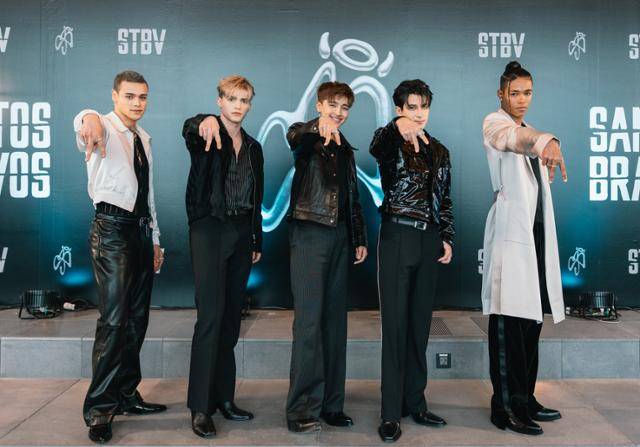 산토스 브라보스의 드루(왼쪽부터), 가비, 케네스, 알레한드로, 카우에가 10일 서울 용산구 하이브 사옥에서 국내 취재진을 만나 그룹을 상징하는 손가락 포즈를 취하고 있다. 하이브 제공