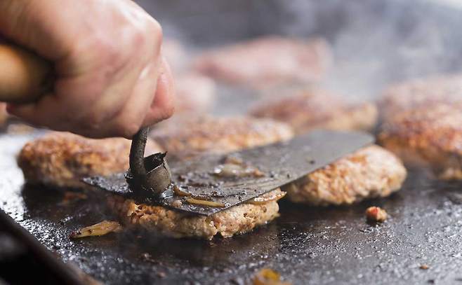 상명대 화학에너지공학과 강상욱 교수가 암 덩어리를 키울 수 있는 음식을 소개했다./사진=클립아트코리아