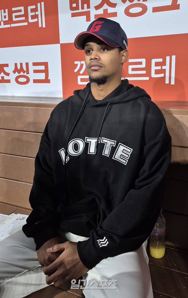 10일 고척 키움전을 마친 뒤 취재진과 인터뷰하는 롯데 로드리게스. 고척=배중현 기자