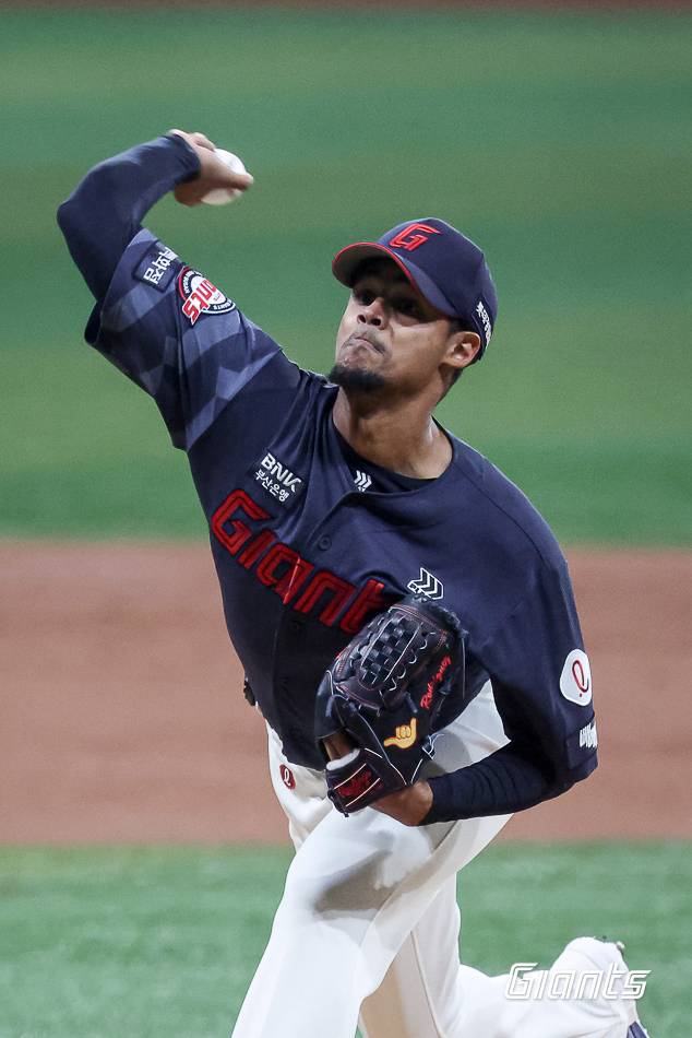 10일 고척 키움전에 선발 등판한 로드리게스가 투구하고 있다. 롯데 제공