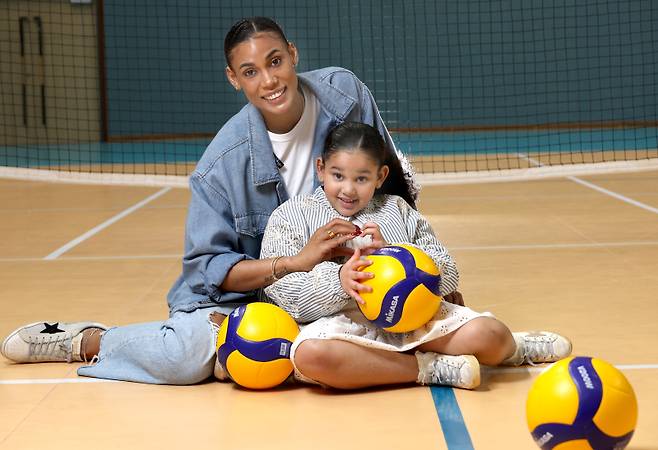 2025~26 V리그 여자부에서 GS칼텍스를 우승으로 이끌며 챔피언결정전 MVP를 차지한 지젤 실바가 딸 시아나와 함께 8일 경기 가평군 GS칼텍스 클럽하우스 내 코트에서 일간스포츠와의 인터뷰 전 포즈를 취하고 있다. 가평=김민규 기자 /2026.04.08/