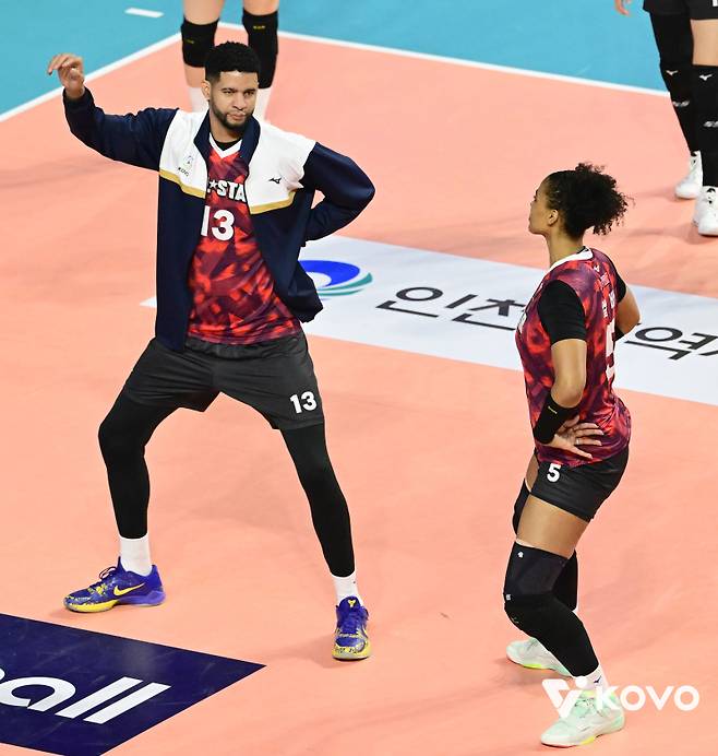 2023~24 올스타전에 참가한 쿠바 출신 레오(왼쪽)와 실바.