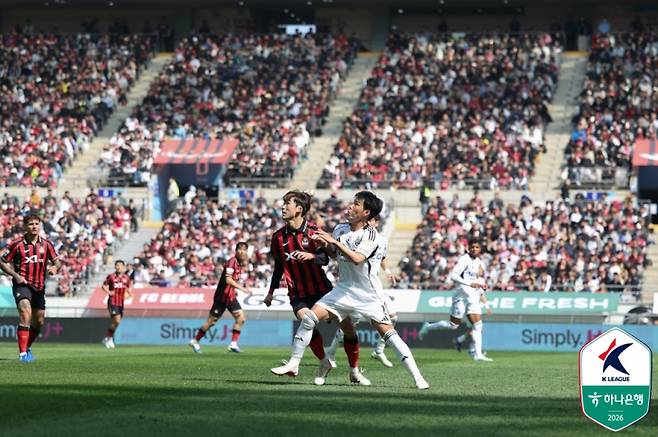 11일 서울월드컵경기장에서 열린 서울과 전북의 하나은행 K리그1 2026 7라운드. 서울 이승모와 전북 김영빈이 경합하고 있다. 사진=프로축구연맹