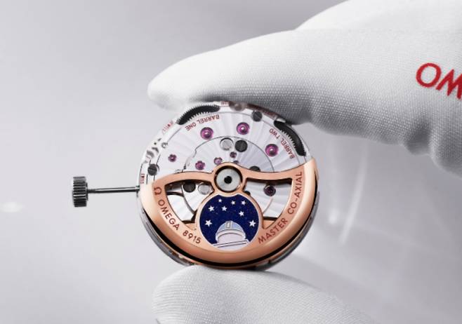 오메가가 올해 스위스 본사에서 열린 행사에서 새롭게 공개한 무브먼트, 칼리버 8915 그랜드 럭스. 사진 오메가